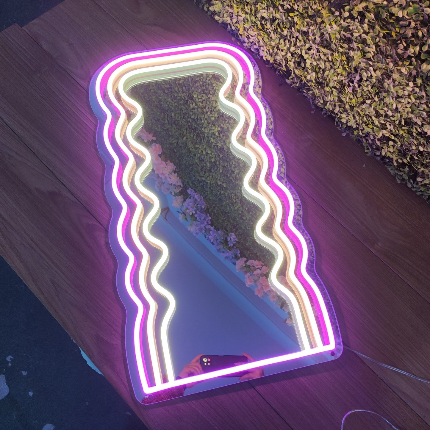 Wiggle Rectangle Mirror Back